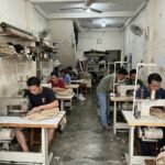 Suasana asli pabrik konveksi tas lokal di Bandung dengan mesin jahit cangklong