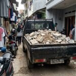 Mobil Pick Up Jasa Buang Puing Masuk Gang Sempit Permukiman Bandung